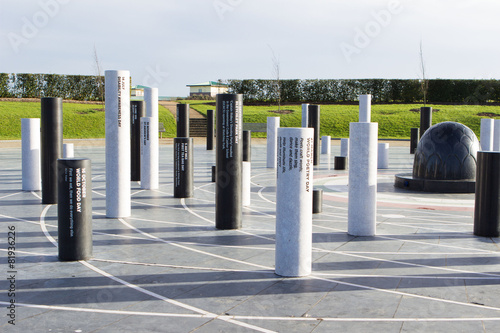 фотографія The MK Rose monument and pillars under cloudy sky, Milton Keynes