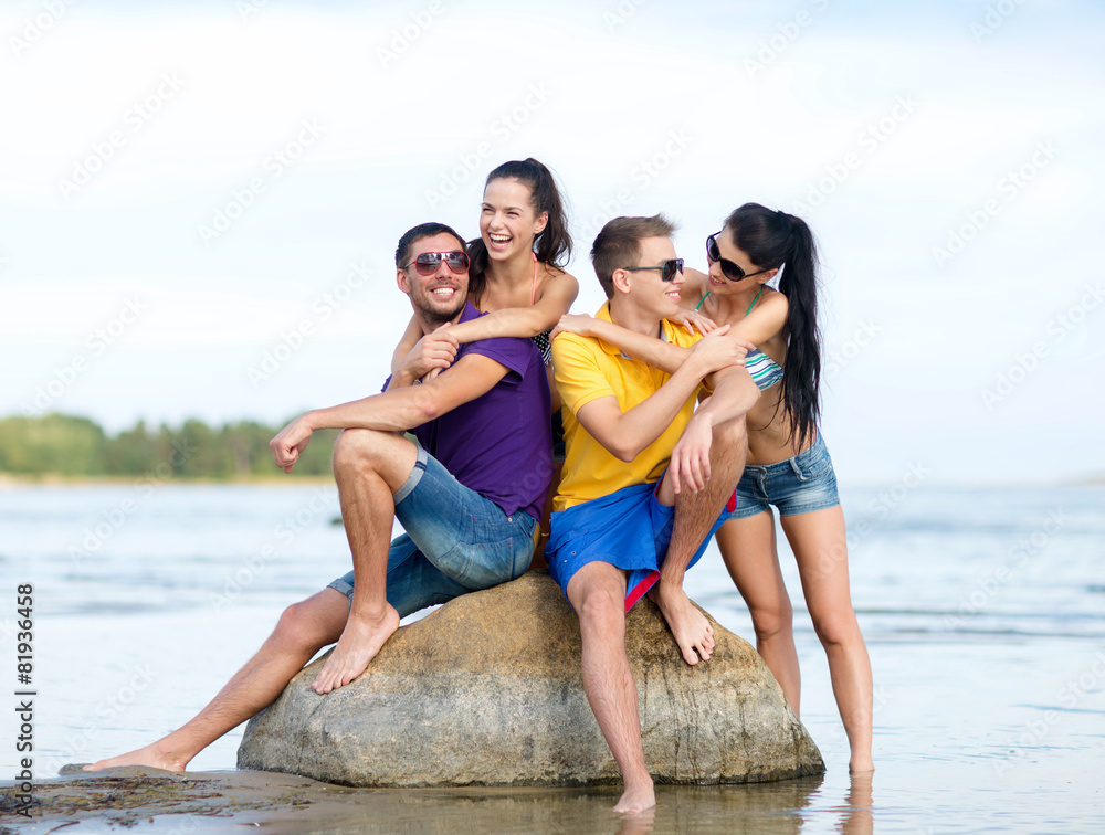 Obraz premium happy friends on summer beach