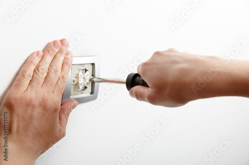 Obraz na płótnie Electrician installing a light switch w salonie