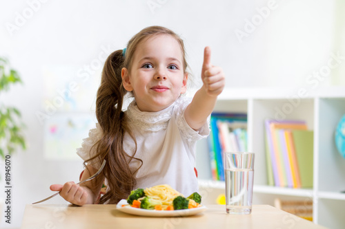 child eats healthy food sho...