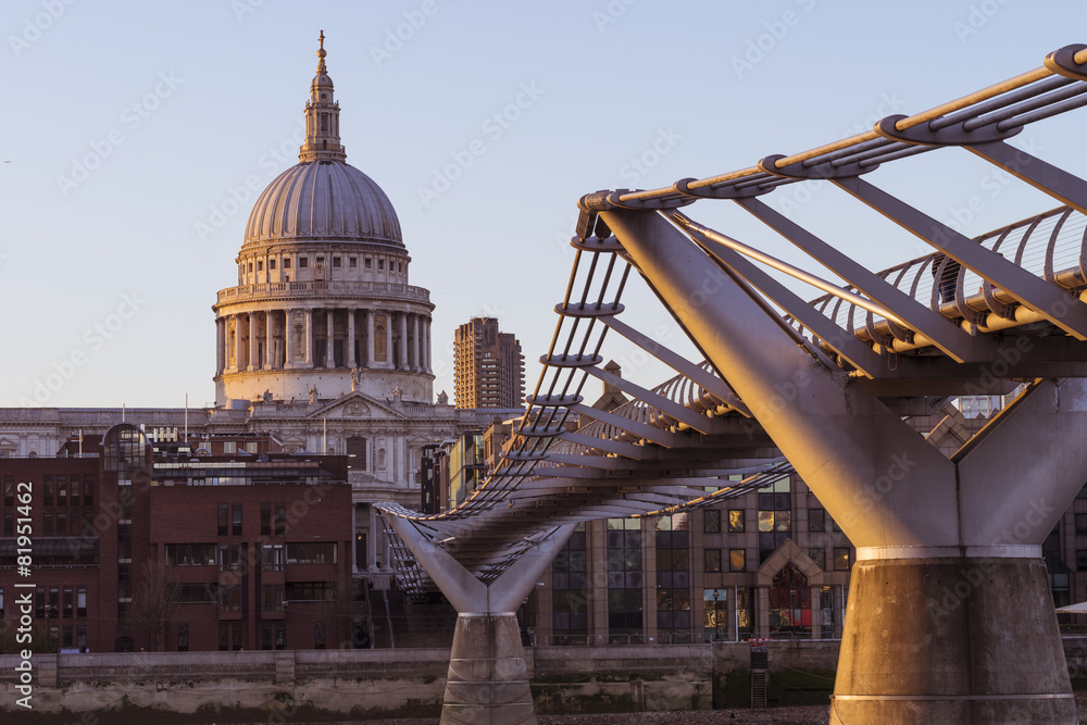 Fototapeta premium Millenium St Pauls close up