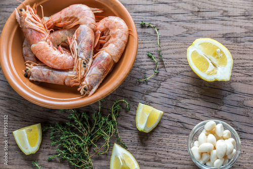 Raw shrimps with lemon wedges