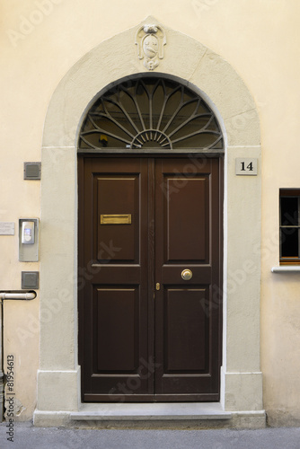 Portone di legno, ingresso vecchia casa signorile