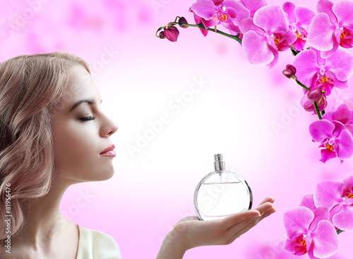 Beautiful woman with perfum...