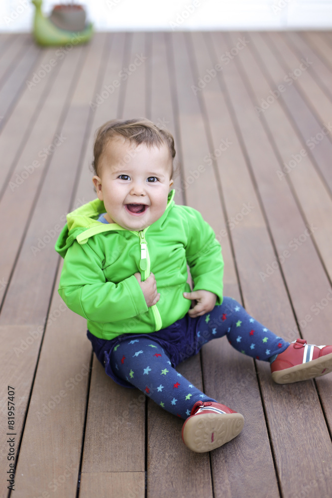 Naklejka premium baby playing on the floor