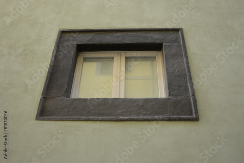 Finestra con cornice pietra serena  esterno