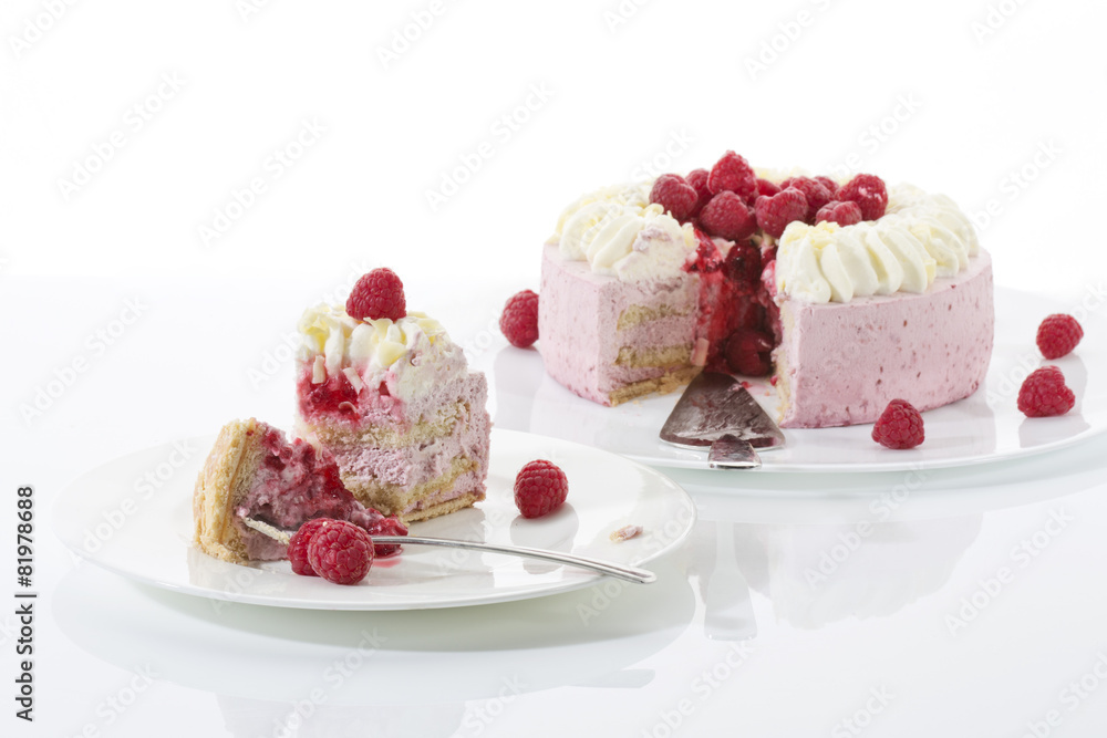 Himbeer-Sahnetorte auf Tortenplatte, Stück Torte auf Teller Himbeer-Sahnetorte auf Tortenplatte, Stück Torte auf Teller