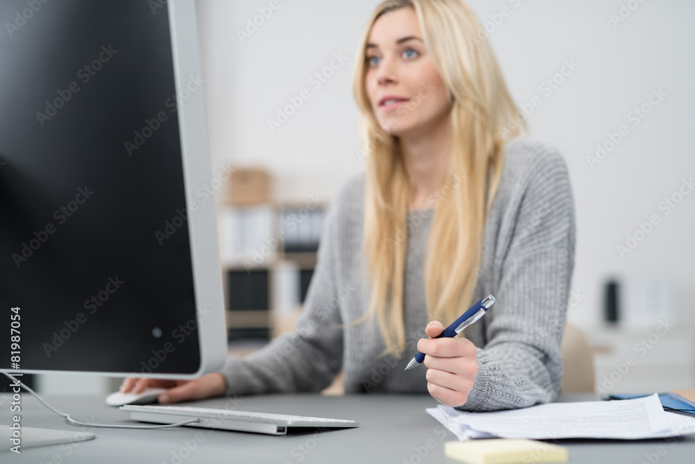 junge frau arbeitet am schreibtisch junge frau arbeitet am schreibtisch