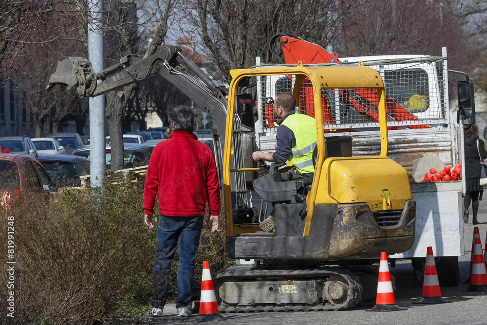 Lavoratori sistemanno le aiule Lavoratori sistemanno le aiule