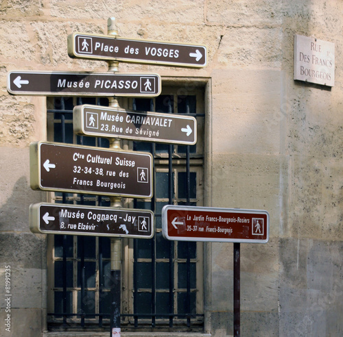 Letreros de calles en una esquina del centro de Paris, Francia photo