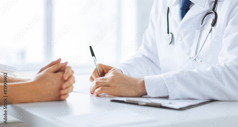 patient and doctor taking notes - obrazy, fototapety, plakaty 