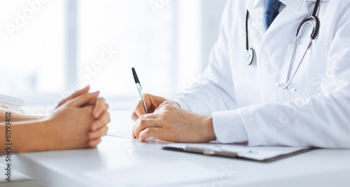 Valokuva patient and doctor taking notes