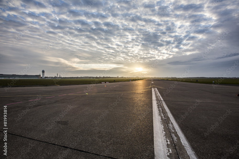 Fototapeta premium Flughafen Landebahn und Flugfeld bei Sonnenaufgang