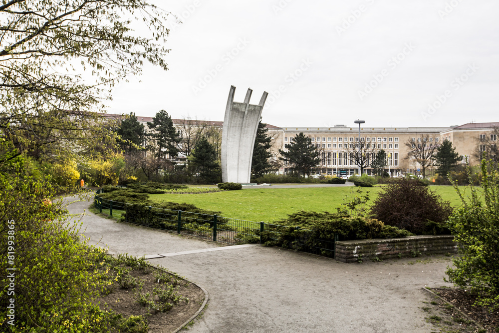 Fototapeta premium Denkmal Platz der Luftbrücke, Flughafen Tempelhof Berlin