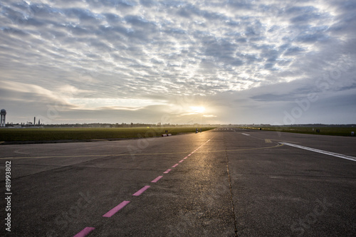 Flughafen Landebahn und Flugfeld bei Sonnenaufgang photo