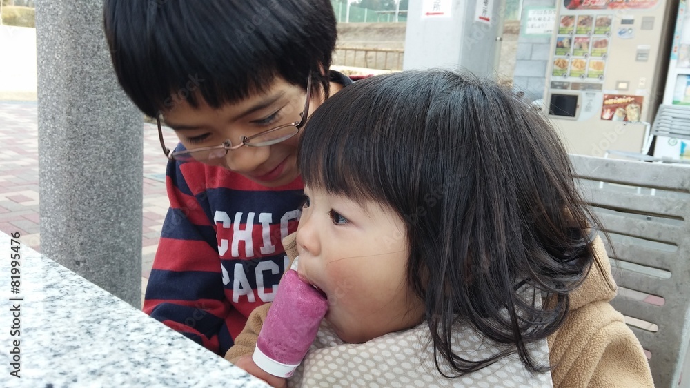 アイスを食べるこども