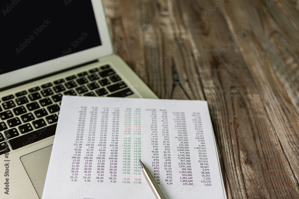 Obraz premium Financial charts on the table with laptop