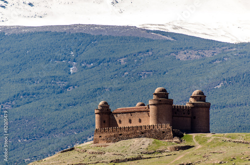 FEstung La Calahorra vor schneebedeckter Sierra Nevada photo