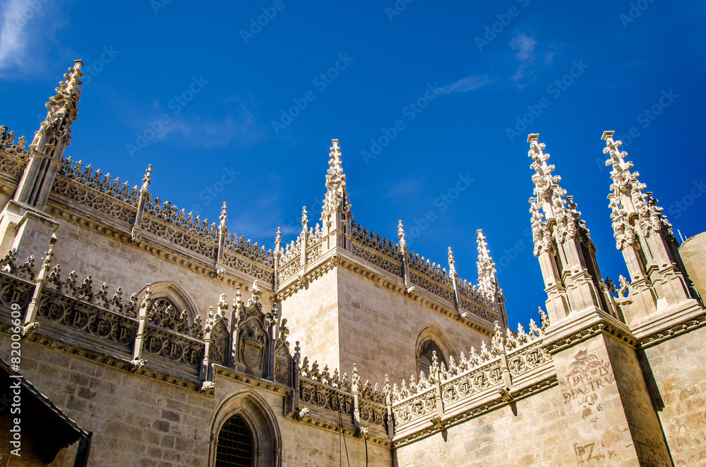 Zinnen der Kathedrale in Granada vor blauem Himmel