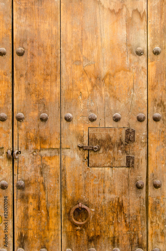 braune Holztür mit Ring und Riegel