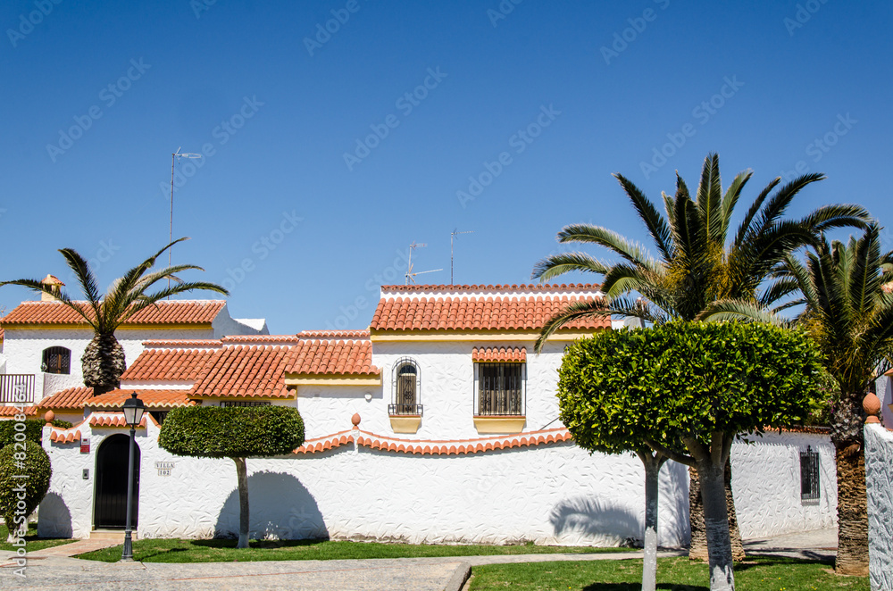 Spanisches Wohngebäude mit Palmen in Andalusien