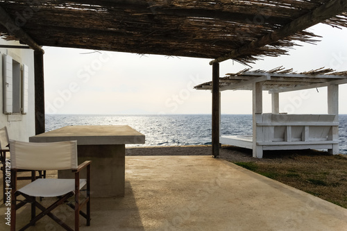 Terrasse mit Meerblick im Sonnenlicht photo