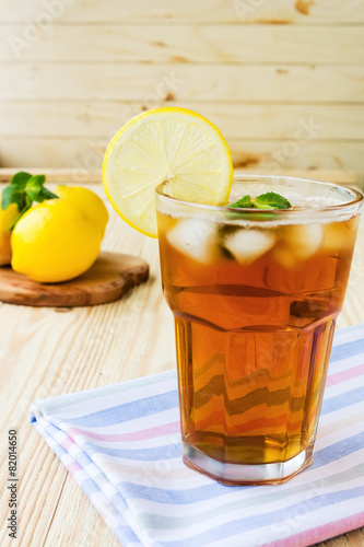 Refreshing ice tea with lemons and mint