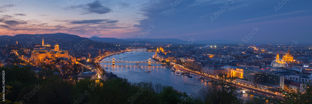 Naklejka premium Panorama Budapesztu z Dunaju w nocy