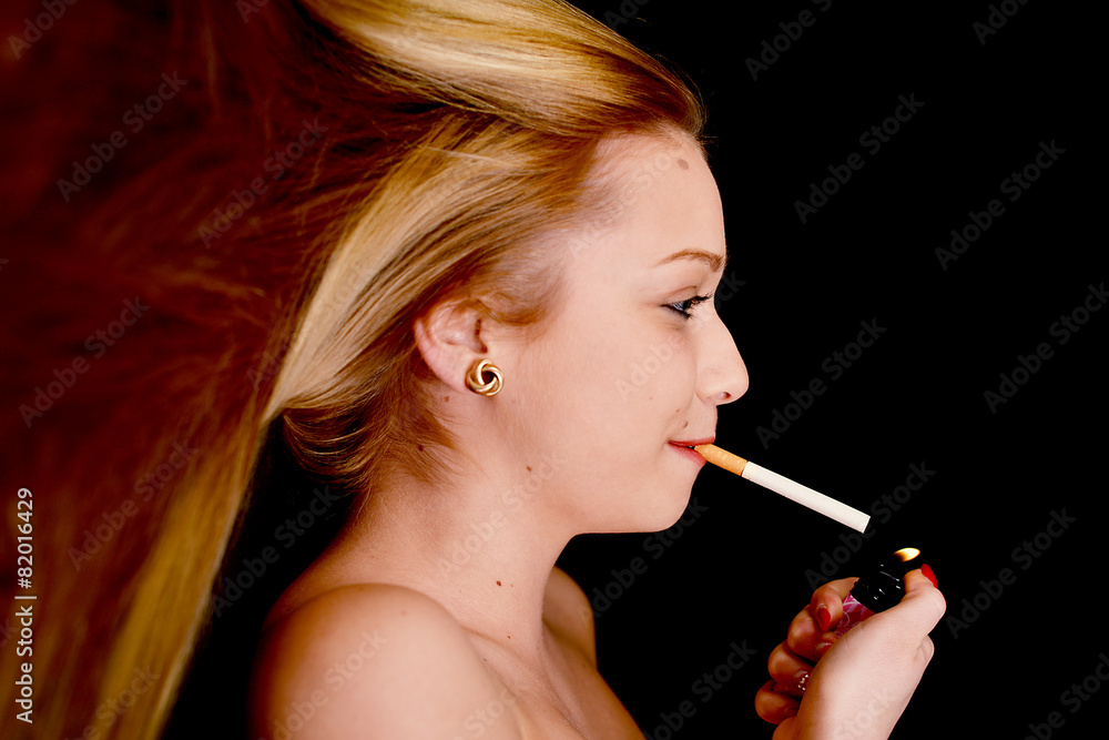 Fototapeta premium une belle femme avec cigarette