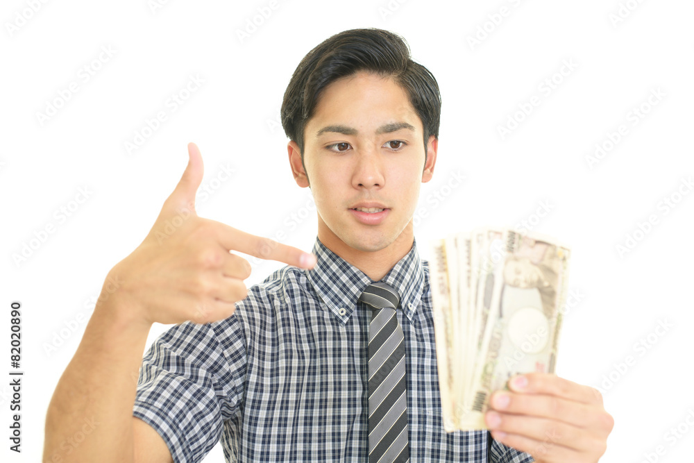 札束を持つ男性