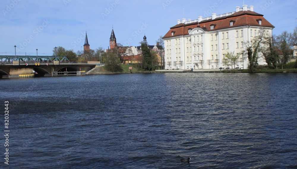 Obraz premium Blick über die Dahme auf Schloss und Altstadt Köpenick