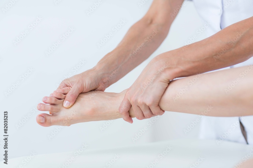 Obraz premium Physiotherapist doing foot massage