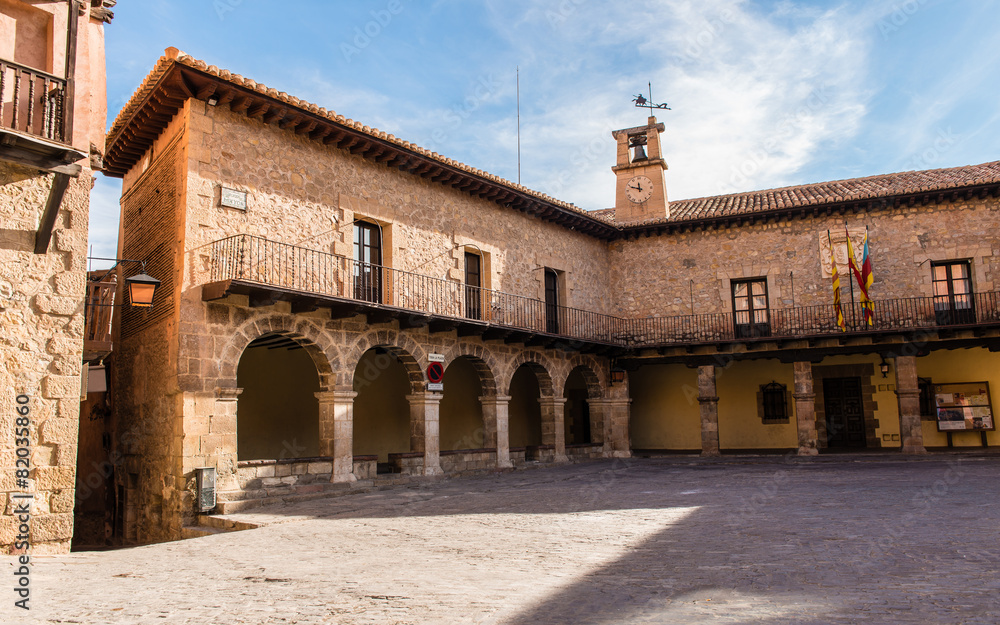 Plaza Mayor y Ayuntamiento de Albarracin. Teruel. España