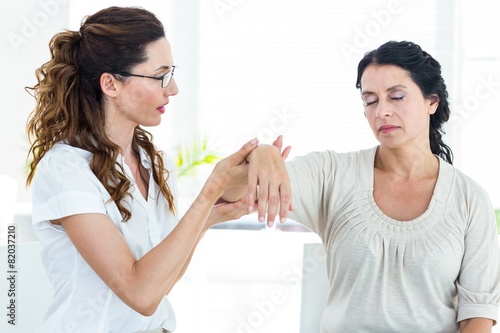 Fotografía Therapist holding her patients arm