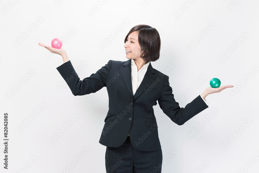 比較するビジネスウーマン 比較するビジネスウーマン