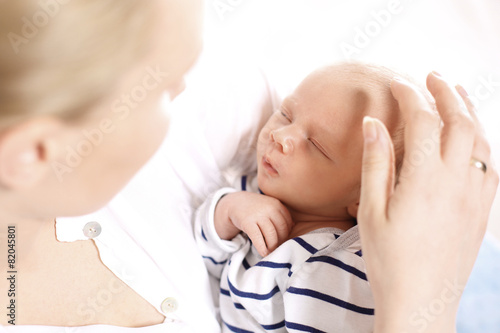 Kobieta trzyma w ramionach swoje nowonarodzone dziecko