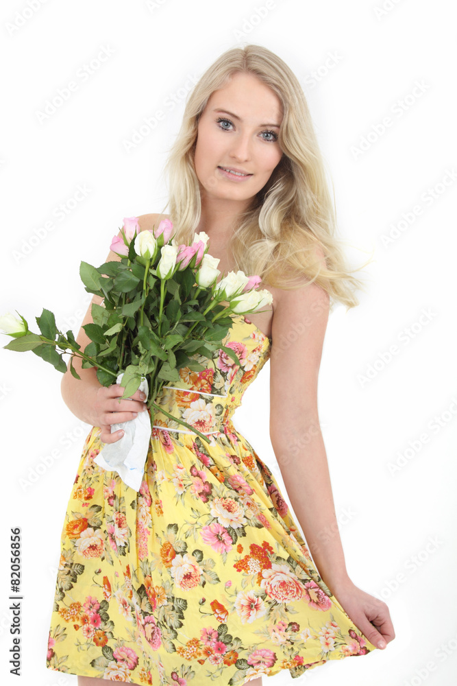 junge Frau mit Rosenstrauß junge Frau mit Rosenstrauß