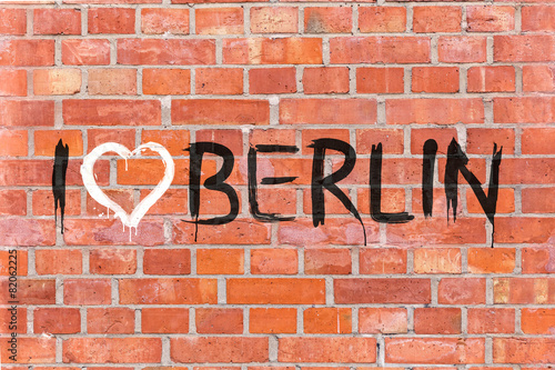 "I love Berlin" Graffiti auf einen Mauerhintergrund gerendert © pixelklex