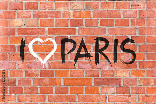 "I love Paris" Graffiti auf einen Mauerhintergrund gerendert