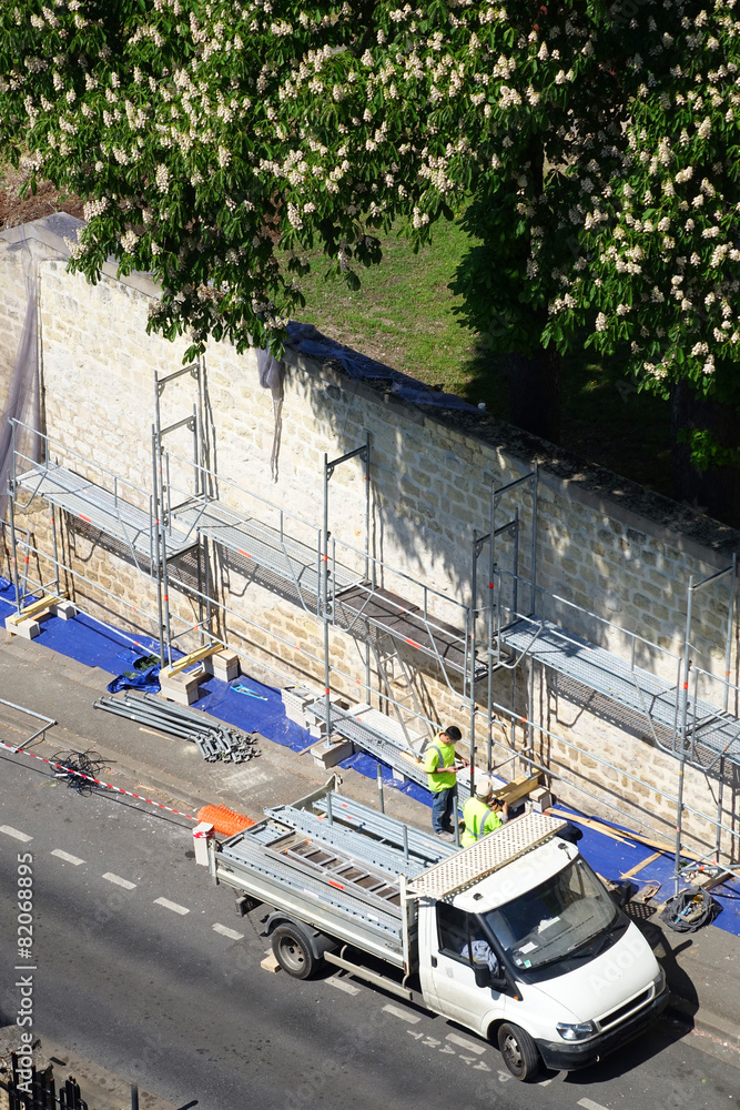 Des ouvriers mettant en place un échafaudage