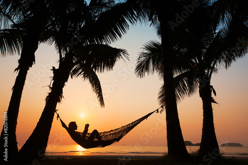 Fotografía woman in hammock on the beach