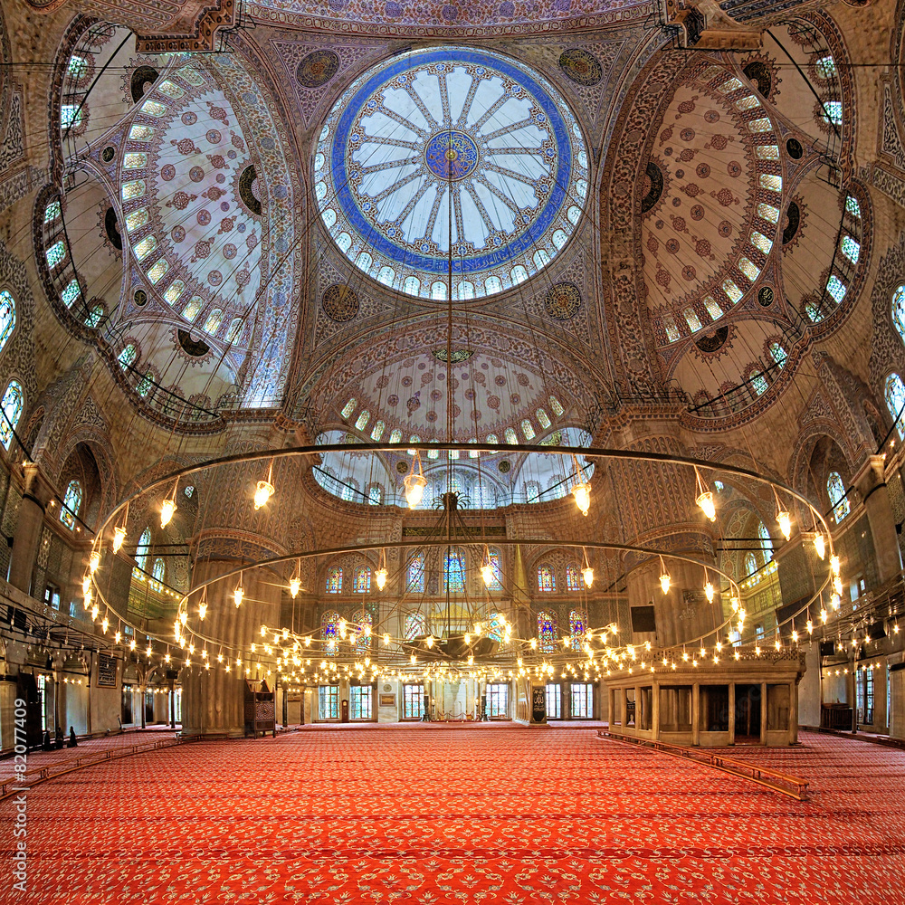 Obraz premium Interior of the Sultan Ahmed Mosque in Istanbul, Turkey
