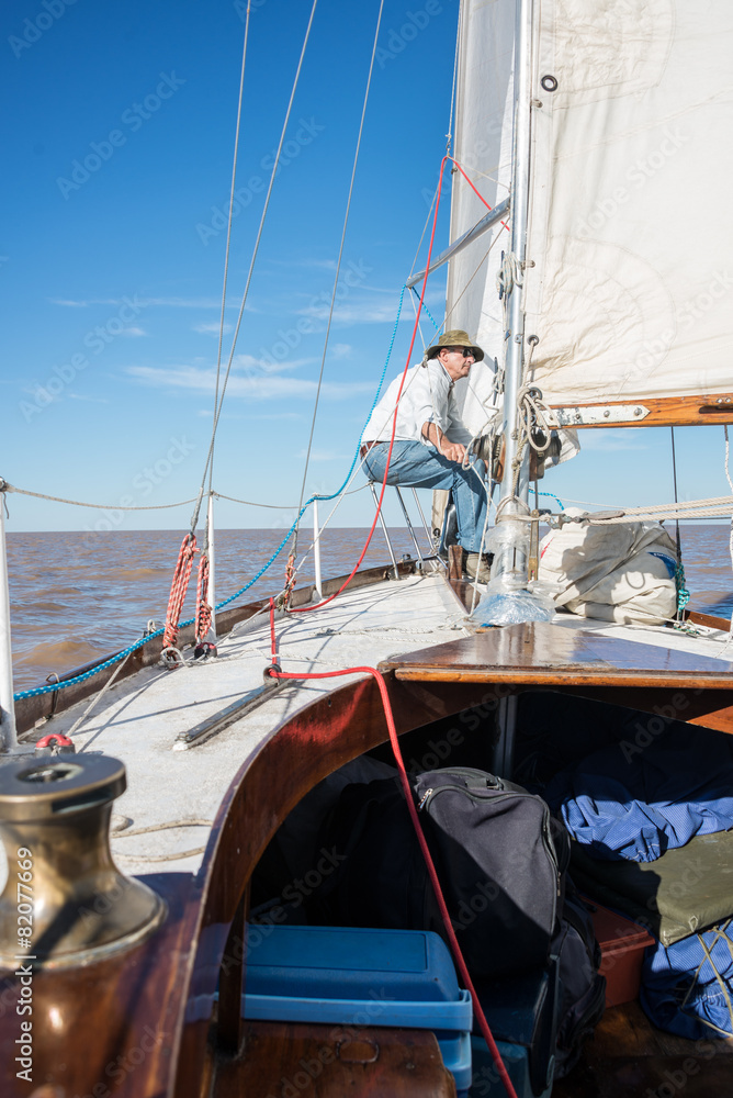 Obraz premium Senior retired sailing Buenos Aires River to Uruguay. Sport free