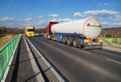 Obraz na płótnie Tanker transporting fuel driving across the bridge w salonie