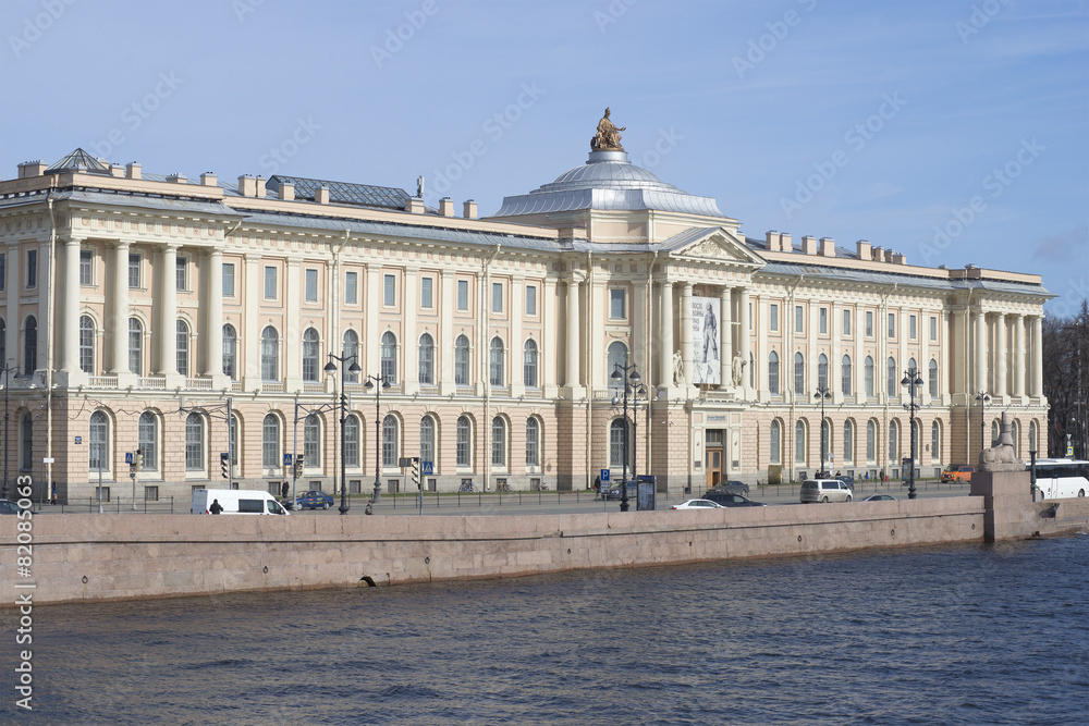 Здание Академии художеств крупным планом. Санкт-Петербург