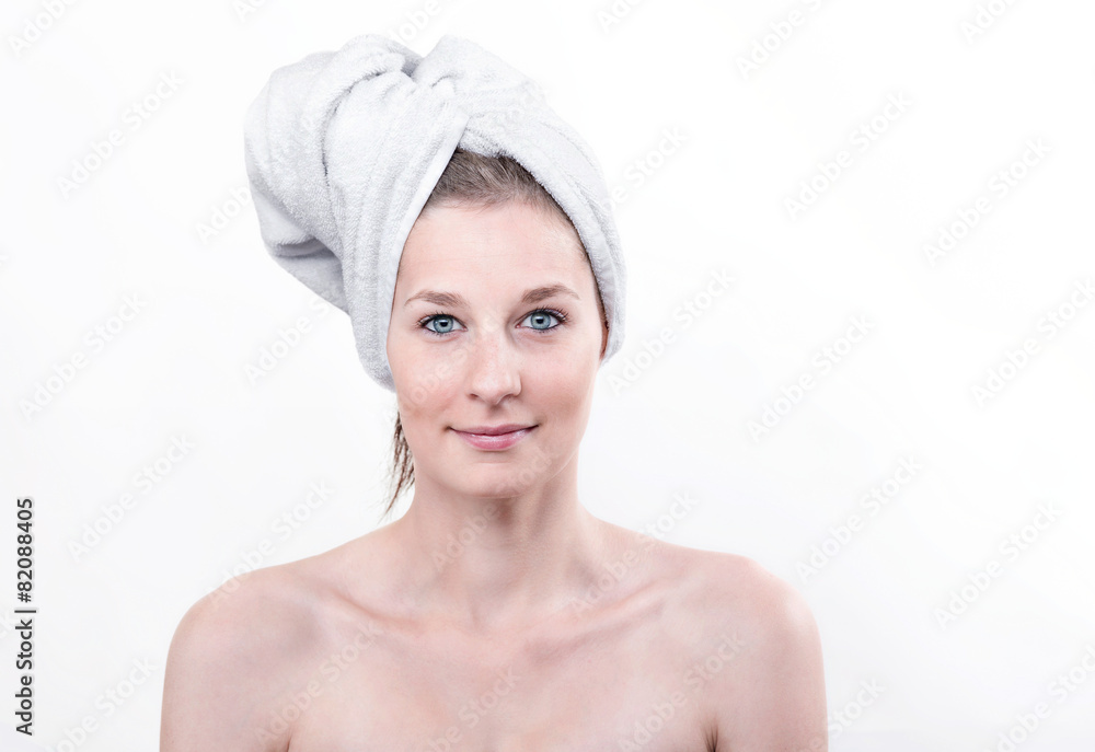 Junge Frau mit Badetuch Junge Frau mit Badetuch