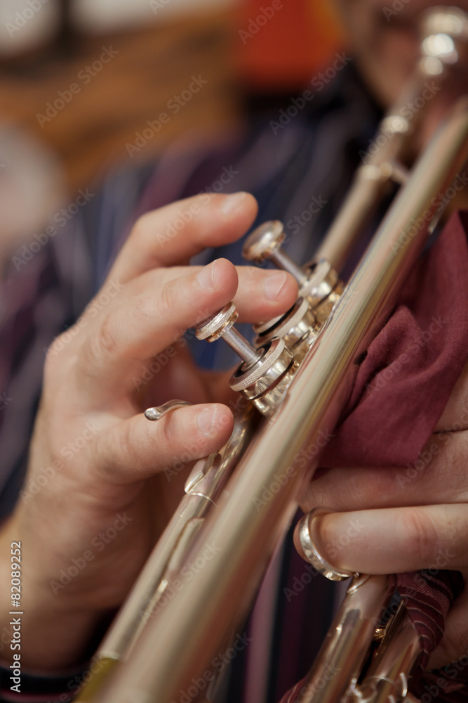 Obraz premium The hand of a man playing the trumpet closeup