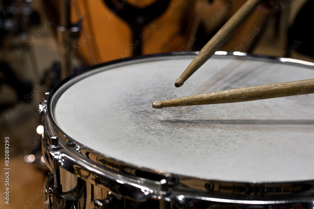Obraz premium Drum sticks hitting the drum closeup