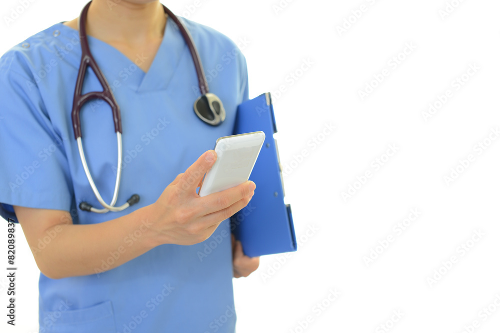 スマートフォンを持つ医師 スマートフォンを持つ医師