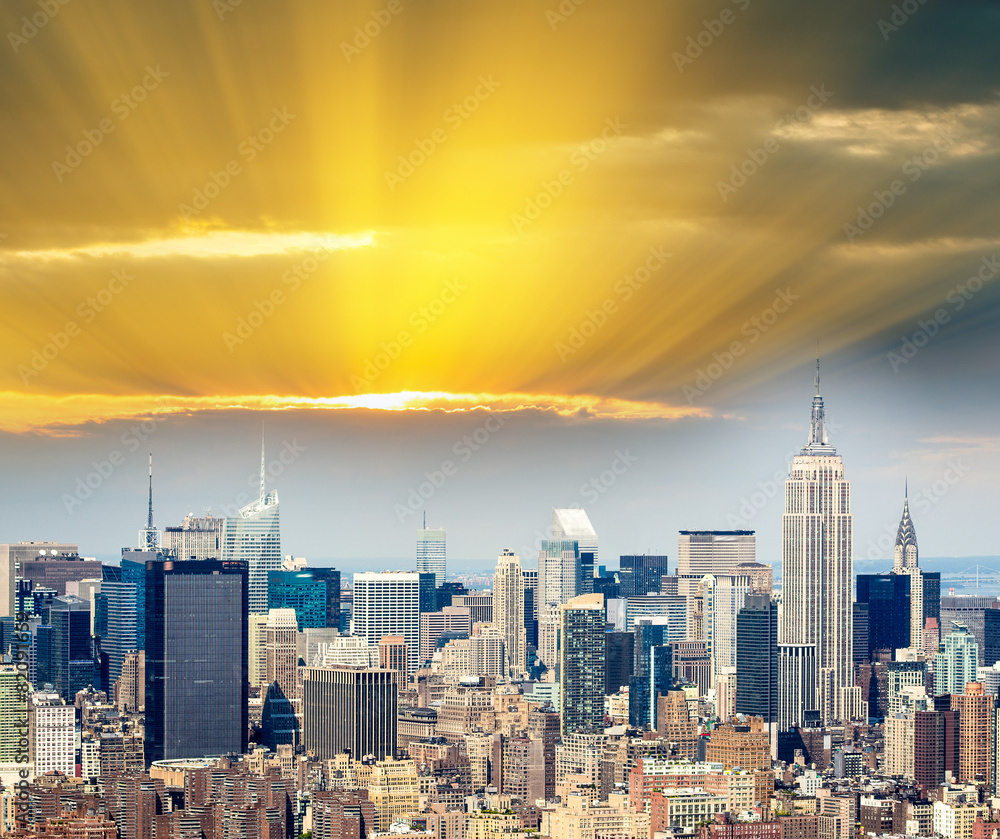 Obraz premium Sunset over Manhattan - New York City aerial view
